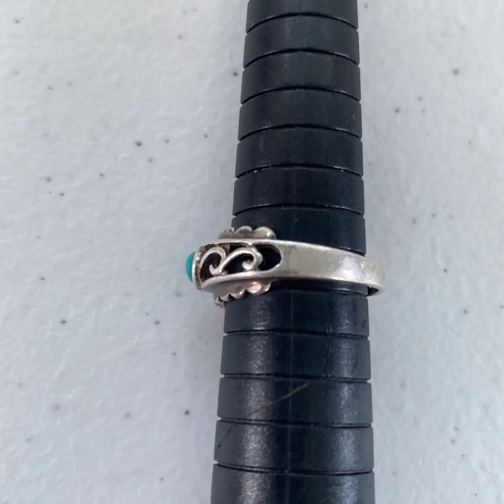 Vintage Hand Crafted Sterling Silver Navajo Turquoise Ring - Picture 4 of 10